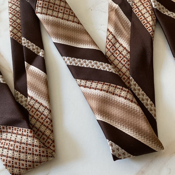 Elegant Brown Striped Men's Tie - Picture 2 of 4